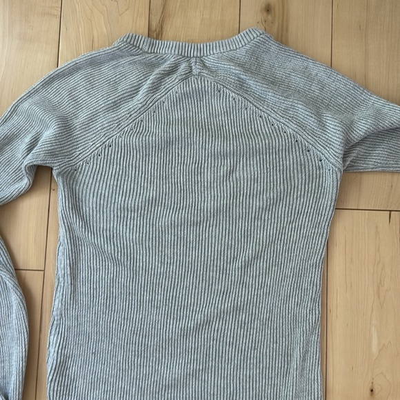 Lululemon sweater light weight size 6 - Picture 3 of 4
